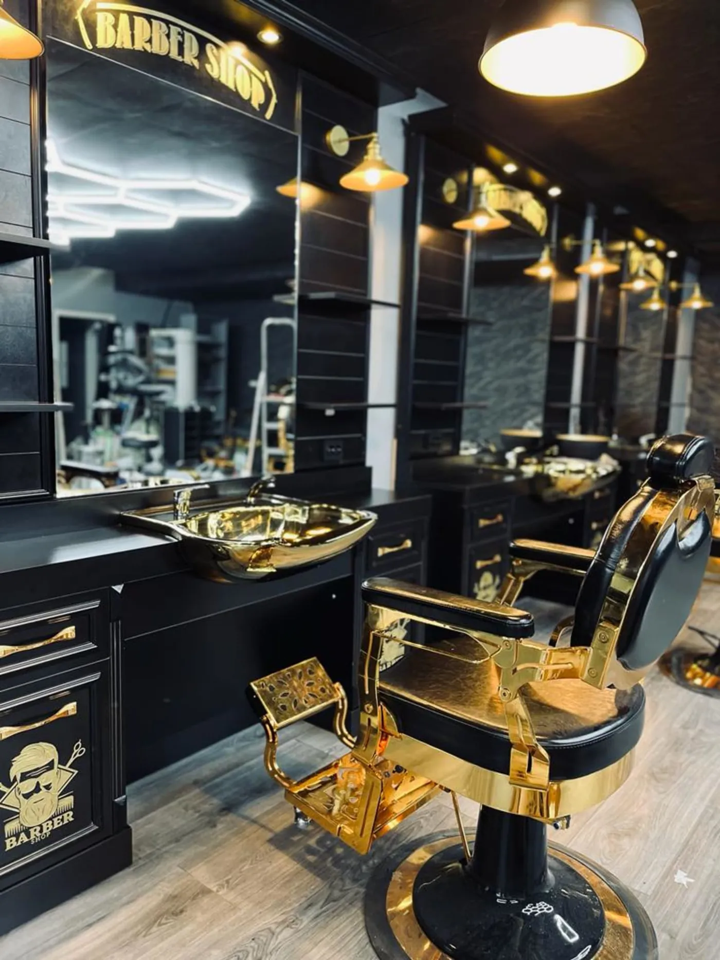 Goldener Friseurstuhl bei Gold Cut