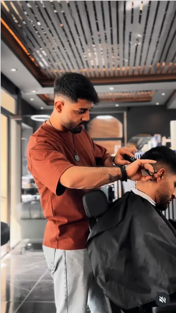 Gold Cut Friseur bei der Arbeit an einem Kunden